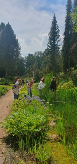 Lekcja biologii w terenie w Arboretum SGGW w Rogowie
