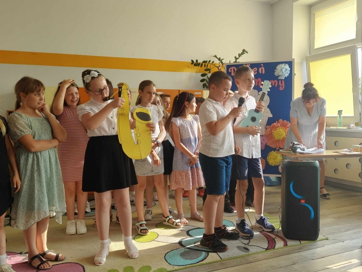 PRZEDSTAWIENIE Z OKAZJI DNIA MAMY I TATY