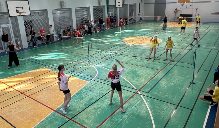 POWIATOWE MISTRZOSTWA W BADMINTONIE 