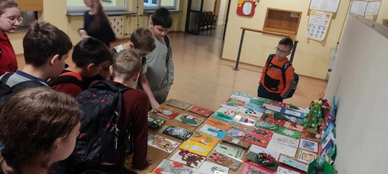 PIERWSZY SZKOLNY KONKURS NA KARTK BOONARODZENIOW W JZYKU ANGIESLKIM