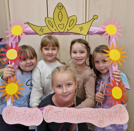 DZIE DZIEWCZYNKI W WIETLICY