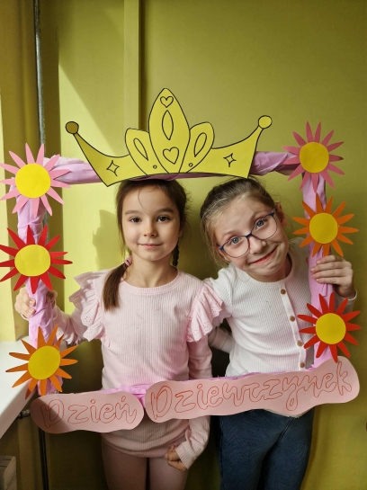 DZIE DZIEWCZYNKI W WIETLICY