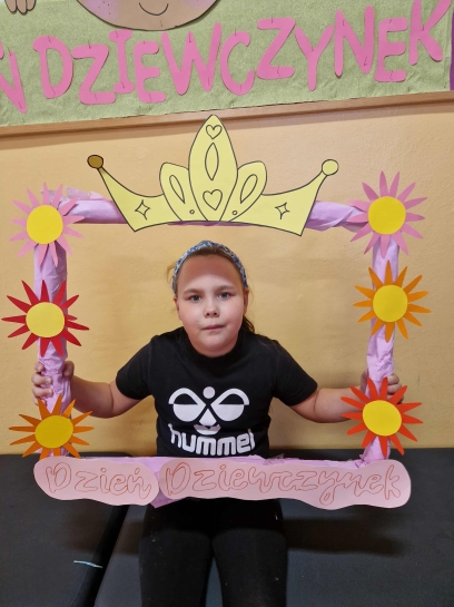 DZIE DZIEWCZYNKI W WIETLICY