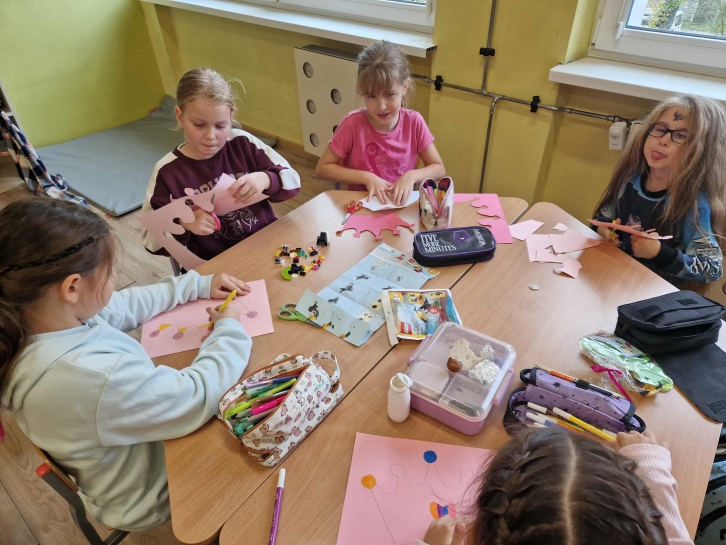 DZIE DZIEWCZYNKI W WIETLICY