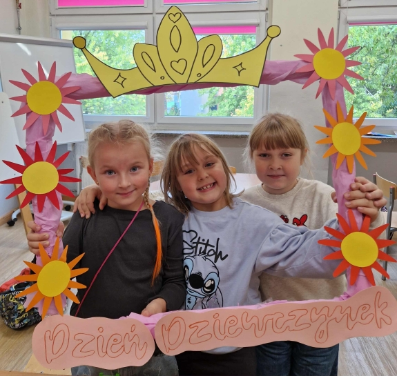 DZIE DZIEWCZYNKI W WIETLICY