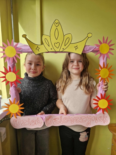 DZIE DZIEWCZYNKI W WIETLICY