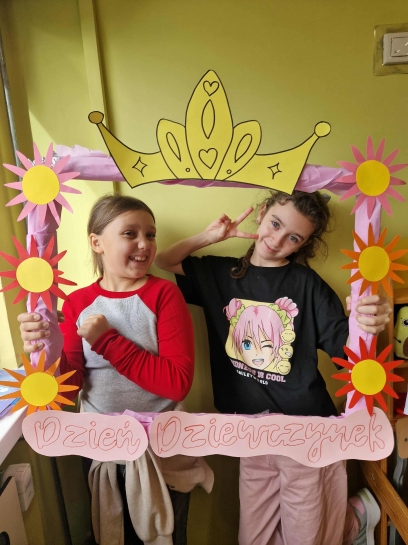 DZIE DZIEWCZYNKI W WIETLICY