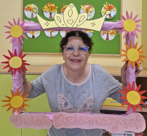 DZIE DZIEWCZYNKI W WIETLICY