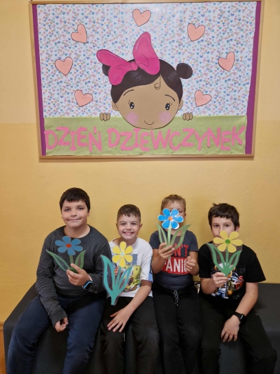 DZIE DZIEWCZYNKI W WIETLICY