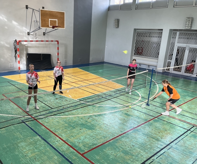 POWIATOWE IGRZYSKA MODZIEY SZKOLNEJ W BADMINTONIE