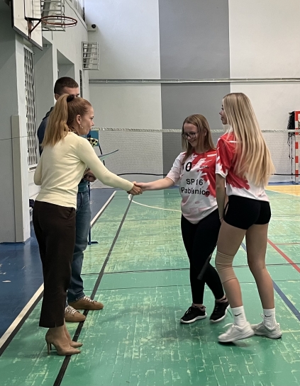 POWIATOWE IGRZYSKA MODZIEY SZKOLNEJ W BADMINTONIE