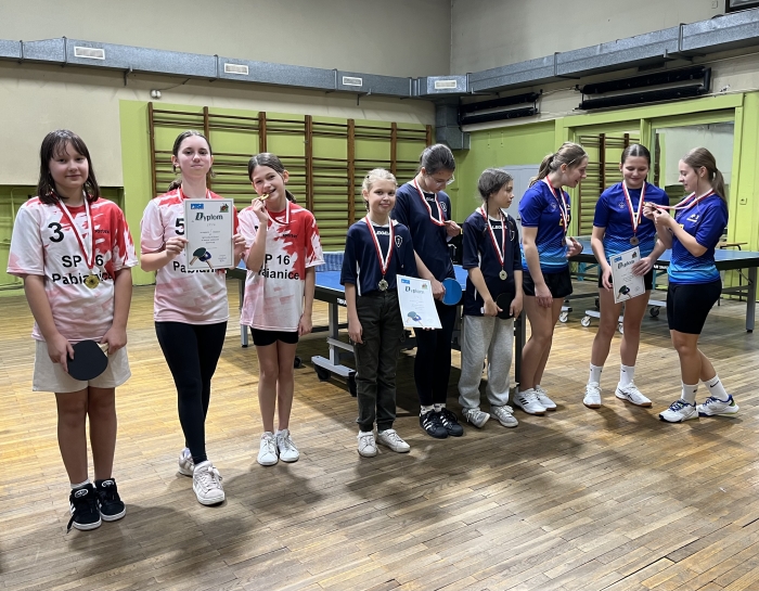 NASZE DZIEWCZTA MISTRZYNIAMI PABIANIC W TENISIE STOOWYM