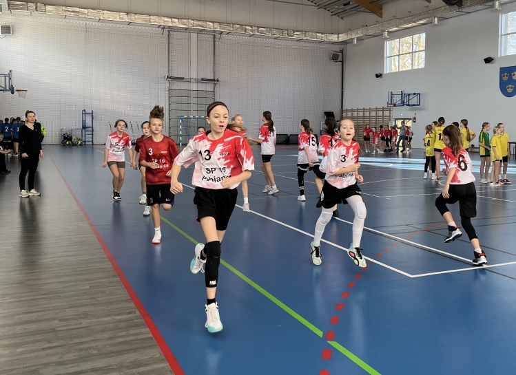 MIEJSKIE IGRZYSKA DZIECI W PICE RCZNEJ DZIEWCZT