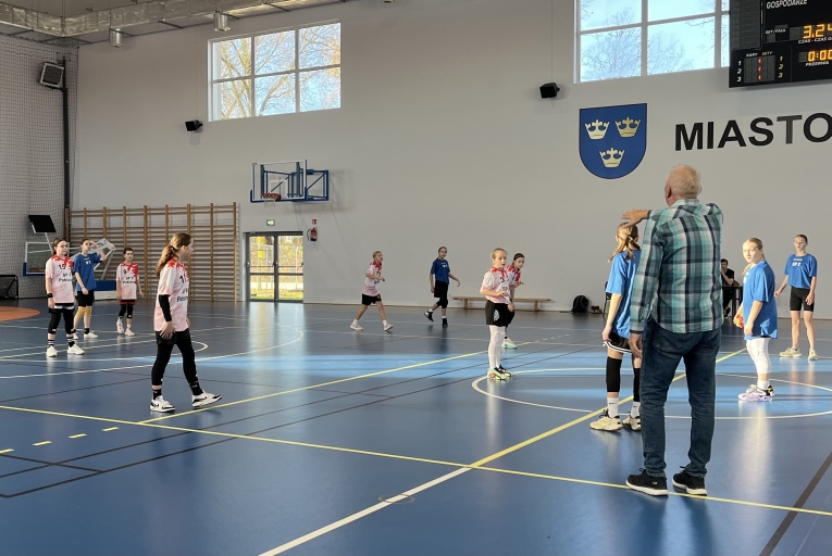 MIEJSKIE IGRZYSKA DZIECI W PICE RCZNEJ DZIEWCZT