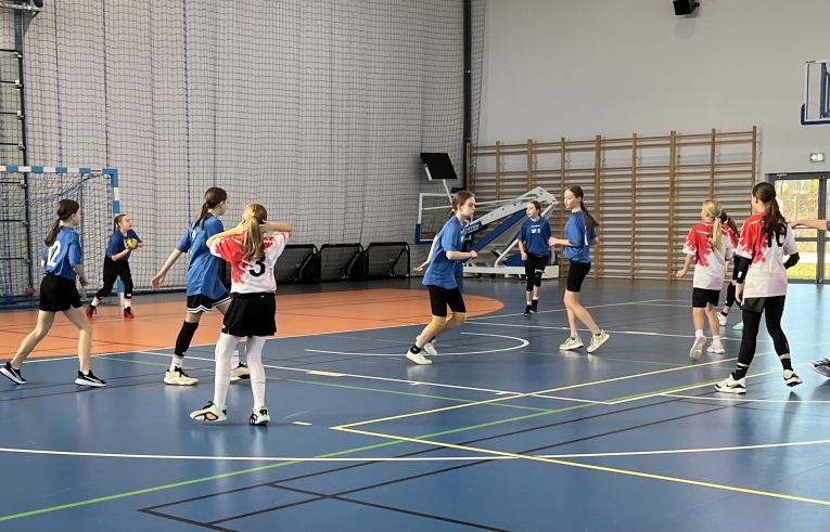 MIEJSKIE IGRZYSKA DZIECI W PICE RCZNEJ DZIEWCZT