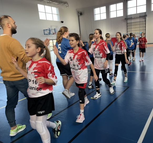 MIEJSKIE IGRZYSKA DZIECI W PICE RCZNEJ DZIEWCZT