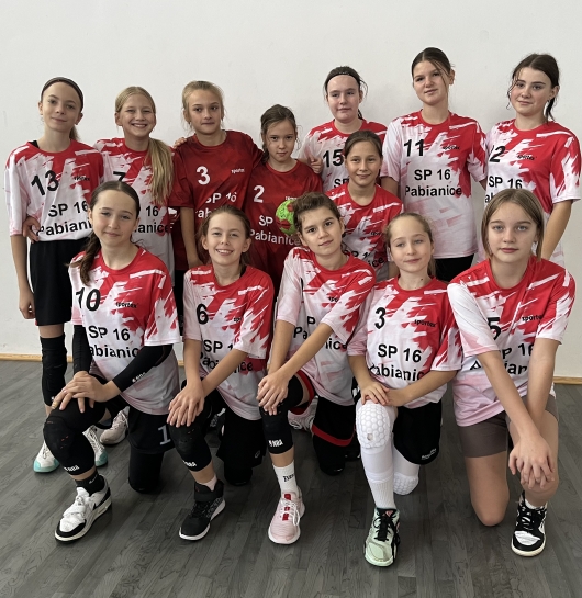 MIEJSKIE IGRZYSKA DZIECI W PICE RCZNEJ DZIEWCZT