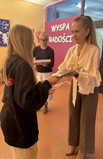 13.11 ROSTRZYGNICIE SZKOLENGO KONKURSU PIOSENKI PATRIOTYCZNEJ