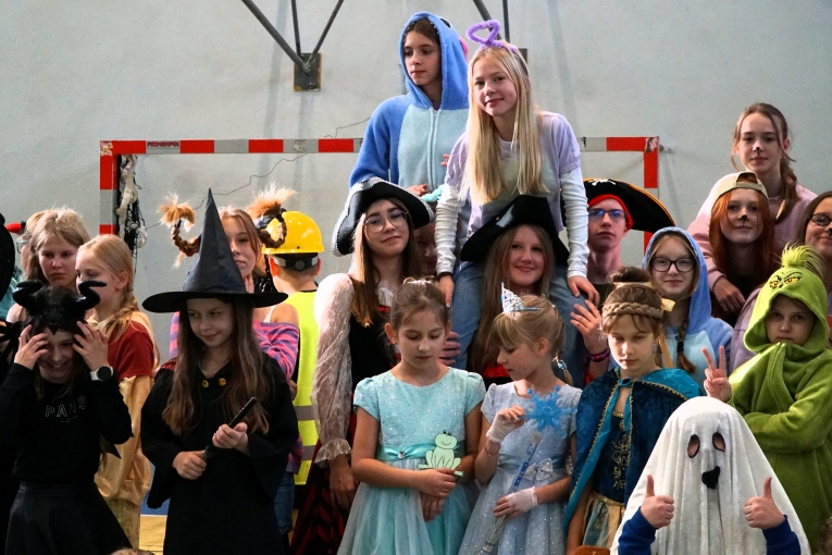 DZIE POSTACI Z BAJEK