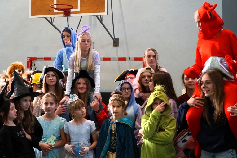 DZIE POSTACI Z BAJEK