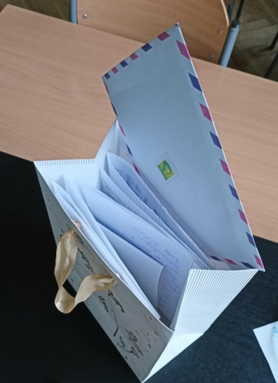 Bya to cenna okazja do rozmowy o odwadze, akceptacji siebie i wzajemnym wsparciu.