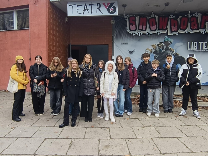 WYJCIE KLAS 7C I 7A DO TEATRU 