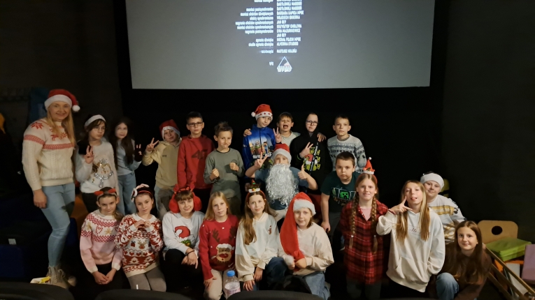 MIKOAJKI KLAS 4A I 4B W KINIE – WITECZNA LEKCJA EMPATII I PRZYJANI