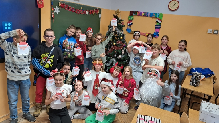 MIKOAJKI KLAS 4A I 4B W KINIE – WITECZNA LEKCJA EMPATII I PRZYJANI