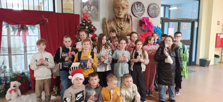 MIKOAJKI KLAS 4A I 4B W KINIE – WITECZNA LEKCJA EMPATII I PRZYJANI