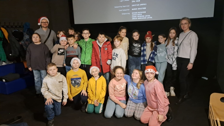 MIKOAJKI KLAS 4A I 4B W KINIE – WITECZNA LEKCJA EMPATII I PRZYJANI