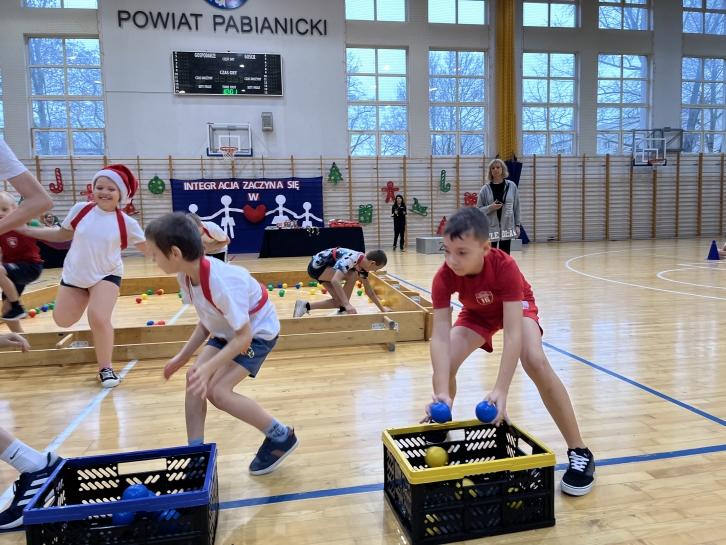 FESTYN  SPORTOWY „INTEGRACJA  ZACZYNA  SI�  W  SERCU”