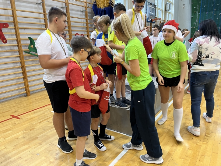 FESTYN  SPORTOWY „INTEGRACJA  ZACZYNA  SI�  W  SERCU”