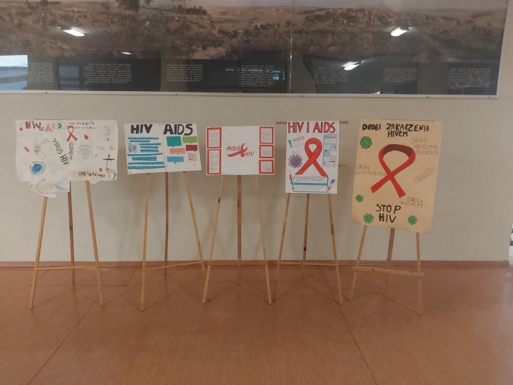 1 grudnia obchodzony jest �wiatowy Dzie� Walki z AIDS. �wi�to zosta�o ustanowione przez �wiatow� Organizacj� Zdrowia (WHO) w 1988 roku i ma na celu podnoszenie �wiadomo�ci na temat wirusa HIV/AIDS, a tak�e wyra�anie solidarno�ci z osobami, kt�rych dotkn�a ta choroba.  