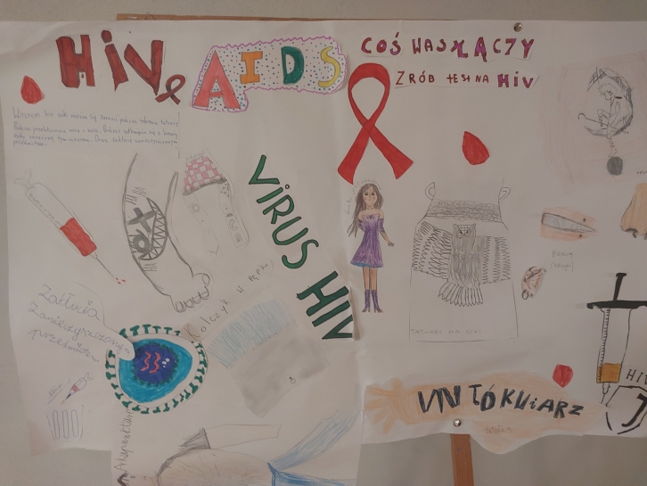 1 grudnia obchodzony jest �wiatowy Dzie� Walki z AIDS. �wi�to zosta�o ustanowione przez �wiatow� Organizacj� Zdrowia (WHO) w 1988 roku i ma na celu podnoszenie �wiadomo�ci na temat wirusa HIV/AIDS, a tak�e wyra�anie solidarno�ci z osobami, kt�rych dotkn�a ta choroba.  