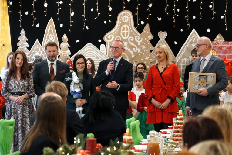 MIEJSKO - POWIATOWA WIGILIA O�WIATOWA 