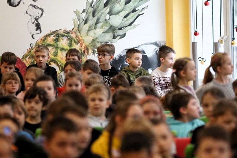 MAGIA �WI�T NA SZKOLNEJ SCENIE - JASE�KA W SP 16