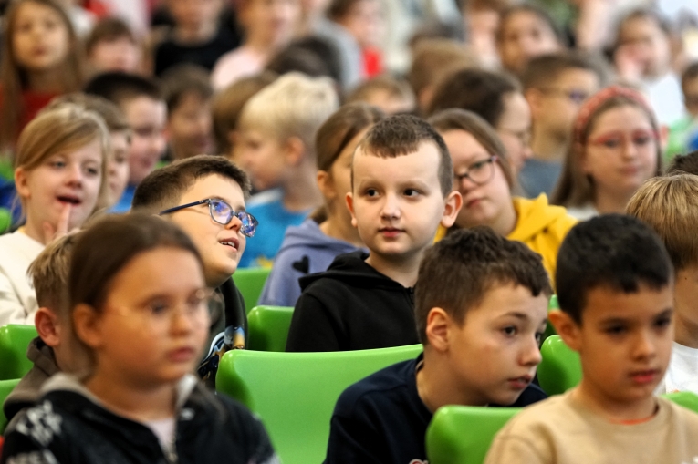 MAGIA �WI�T NA SZKOLNEJ SCENIE - JASE�KA W SP 16