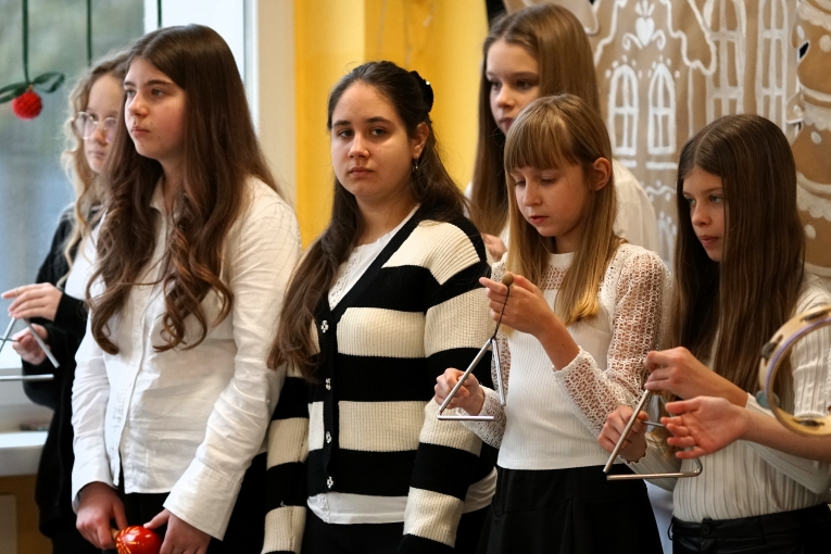 MAGIA �WI�T NA SZKOLNEJ SCENIE - JASE�KA W SP 16