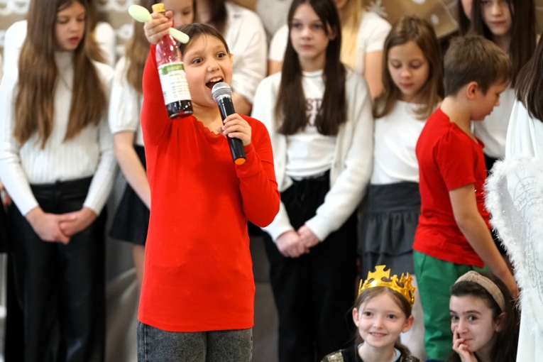 MAGIA �WI�T NA SZKOLNEJ SCENIE - JASE�KA W SP 16