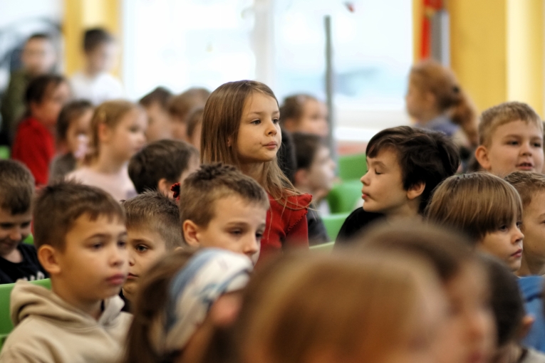 MAGIA �WI�T NA SZKOLNEJ SCENIE - JASE�KA W SP 16