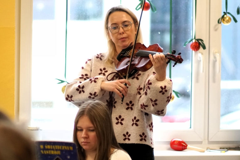 MAGIA �WI�T NA SZKOLNEJ SCENIE - JASE�KA W SP 16