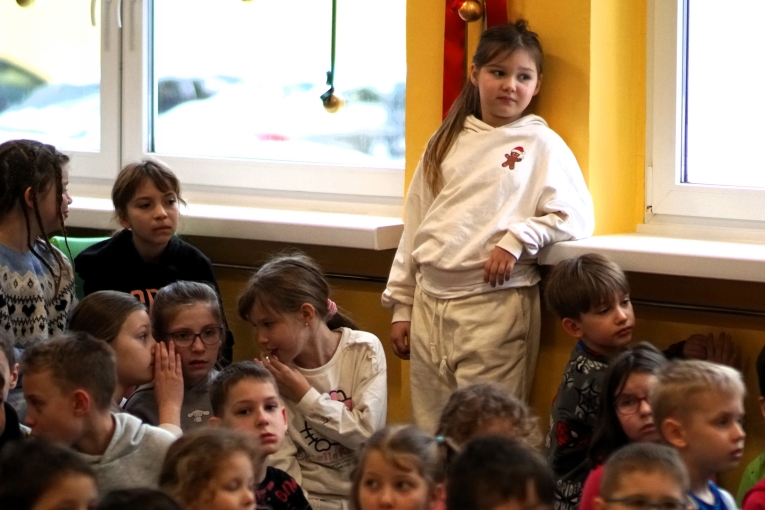 MAGIA �WI�T NA SZKOLNEJ SCENIE - JASE�KA W SP 16