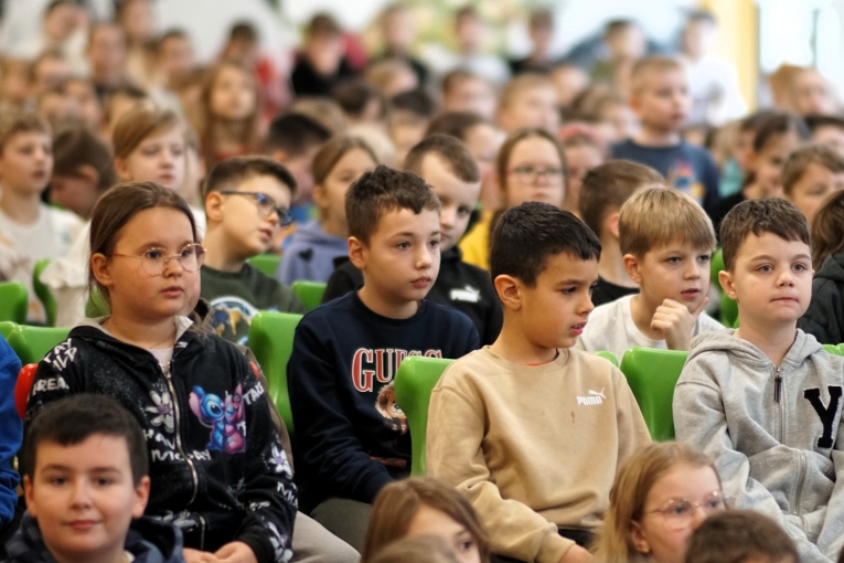 MAGIA �WI�T NA SZKOLNEJ SCENIE - JASE�KA W SP 16