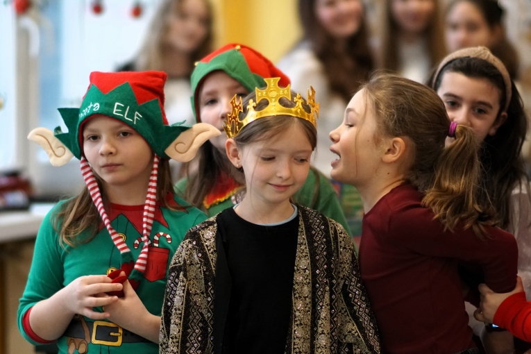 MAGIA �WI�T NA SZKOLNEJ SCENIE - JASE�KA W SP 16