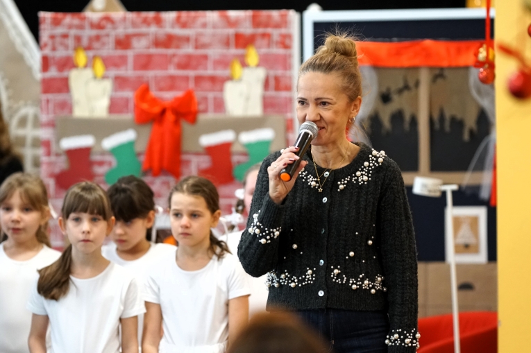 MAGIA �WI�T NA SZKOLNEJ SCENIE - JASE�KA W SP 16