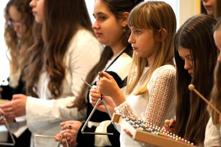 MAGIA �WI�T NA SZKOLNEJ SCENIE - JASE�KA W SP 16