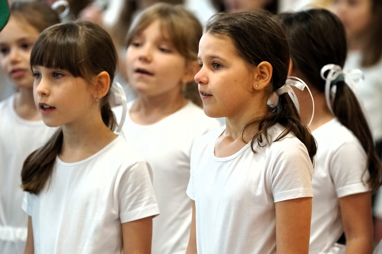 MAGIA �WI�T NA SZKOLNEJ SCENIE - JASE�KA W SP 16