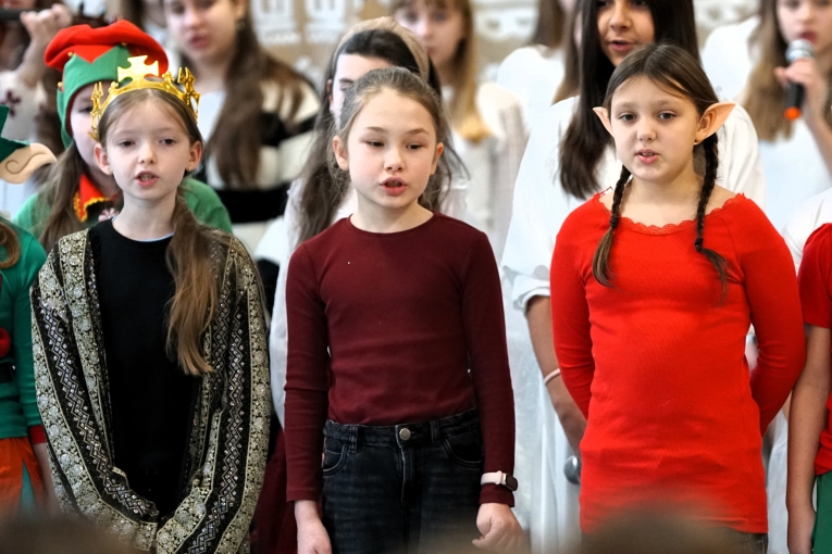 MAGIA �WI�T NA SZKOLNEJ SCENIE - JASE�KA W SP 16