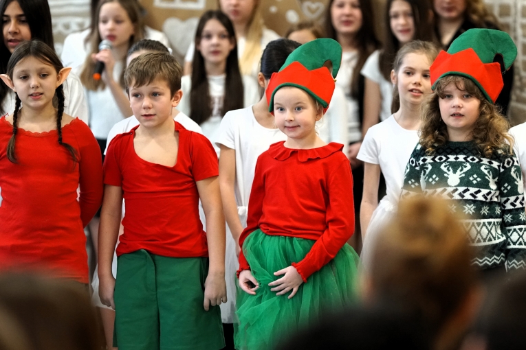 MAGIA �WI�T NA SZKOLNEJ SCENIE - JASE�KA W SP 16