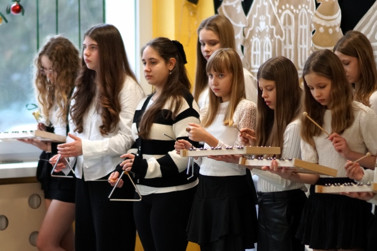 MAGIA �WI�T NA SZKOLNEJ SCENIE - JASE�KA W SP 16